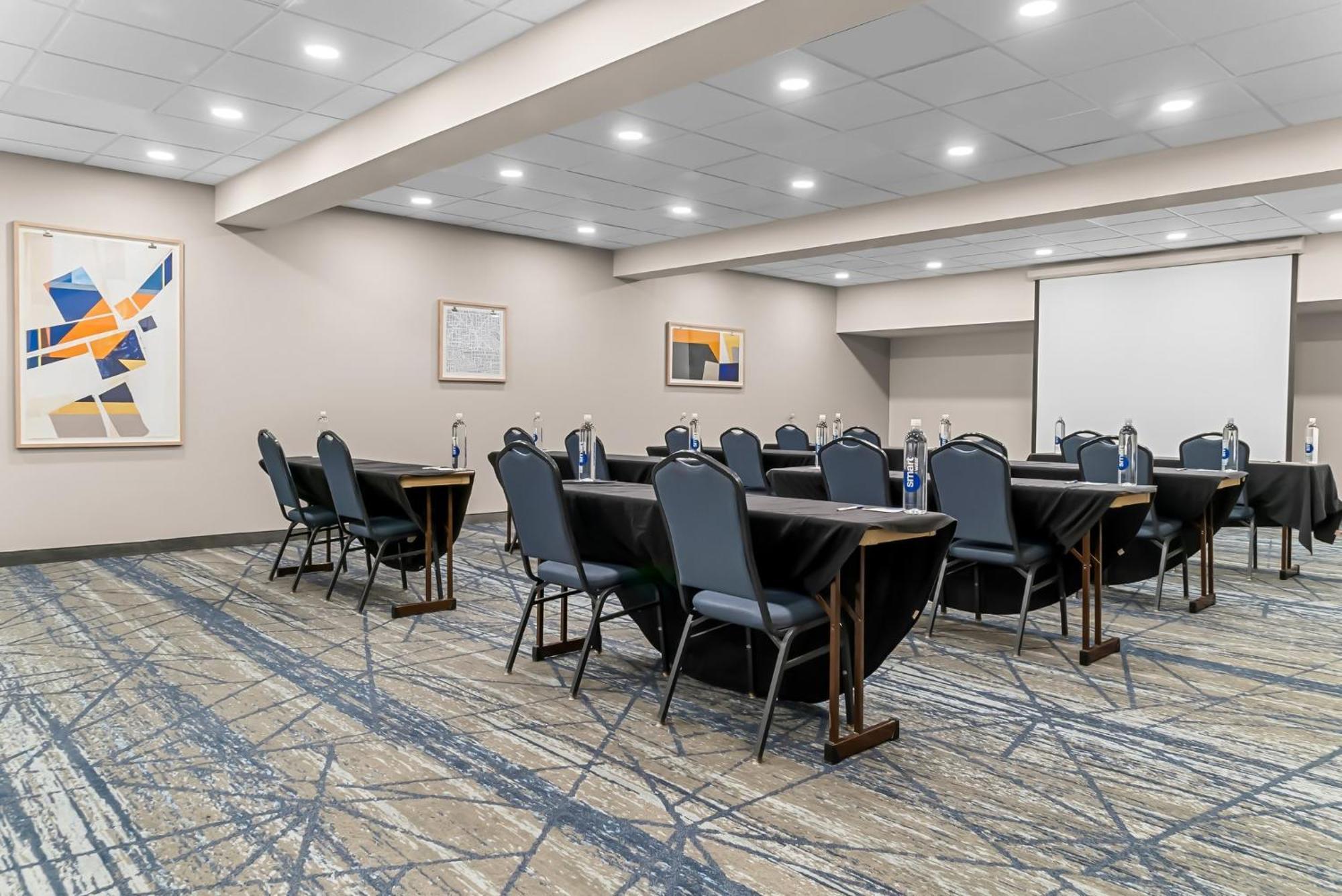 Holiday Inn Express & Suites Detroit - Novi By Ihg Exterior photo