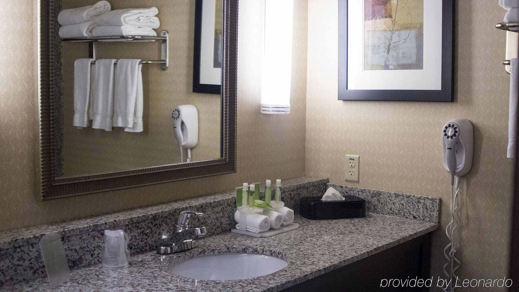 Holiday Inn Express & Suites Detroit - Novi By Ihg Exterior photo